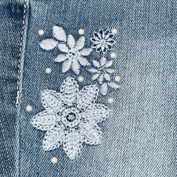 NEW Girls Girlfriend Fit Jeans Size 4 - Picture 3 of 6